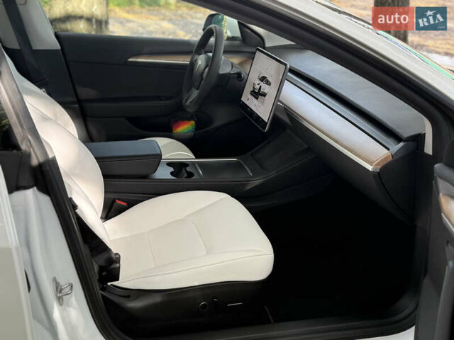 Тесла Модель 3 2022 в Дубно на Automoto.ua Белый Тесла Модель 3, объемом двигателя 0 л и пробегом 57 тыс. км за 22700 $, фото 3 на Automoto.ua