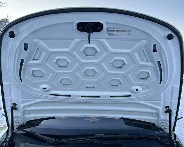 Білий Тесла Модель 3, об'ємом двигуна 0 л та пробігом 95 тис. км за 17500 $, фото 11 на Automoto.ua