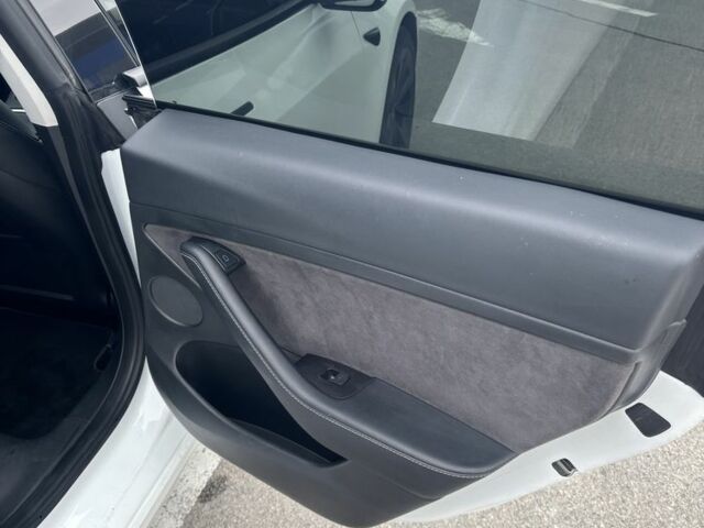 Білий Тесла Модель 3, об'ємом двигуна 0 л та пробігом 76 тис. км за 16700 $, фото 16 на Automoto.ua