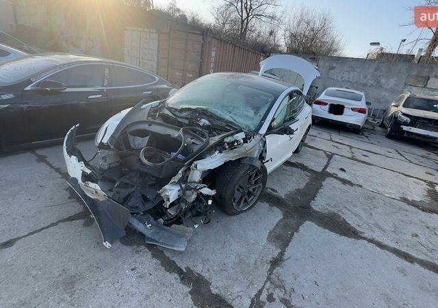 Белый Тесла Модель 3, объемом двигателя 0 л и пробегом 50 тыс. км за 9500 $, фото 1 на Automoto.ua
