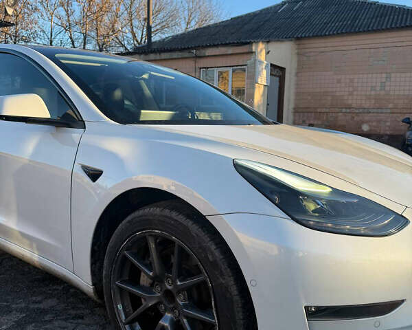 Білий Тесла Модель 3, об'ємом двигуна 0 л та пробігом 97 тис. км за 16700 $, фото 3 на Automoto.ua