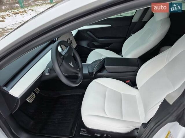 Белый Тесла Модель 3, объемом двигателя 0 л и пробегом 46 тыс. км за 24800 $, фото 15 на Automoto.ua