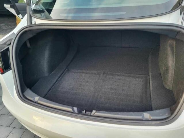 Белый Тесла Модель 3, объемом двигателя 0 л и пробегом 48 тыс. км за 12500 $, фото 14 на Automoto.ua