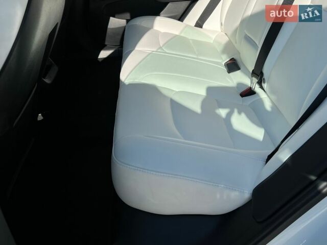 Белый Тесла Модель 3, объемом двигателя 0 л и пробегом 130 тыс. км за 16950 $, фото 9 на Automoto.ua