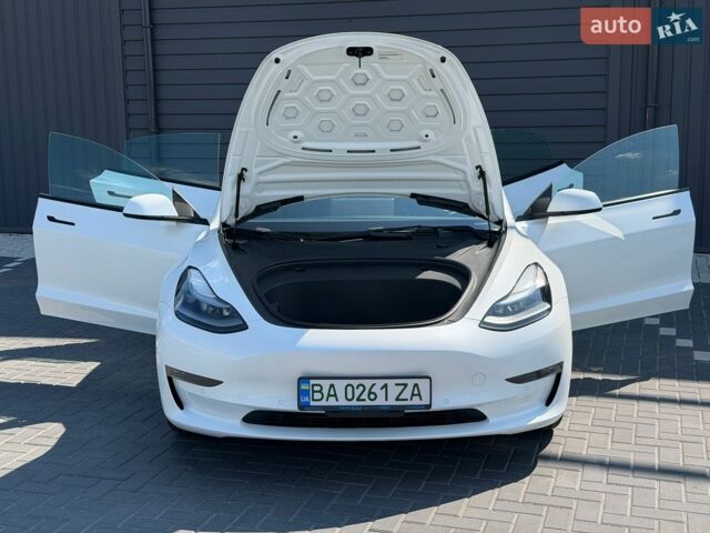Білий Тесла Модель 3, об'ємом двигуна 0 л та пробігом 60 тис. км за 21500 $, фото 2 на Automoto.ua