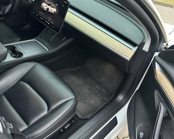 Белый Тесла Модель 3, объемом двигателя 0 л и пробегом 132 тыс. км за 21999 $, фото 13 на Automoto.ua