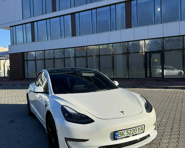 Білий Тесла Модель 3, об'ємом двигуна 0 л та пробігом 98 тис. км за 22000 $, фото 1 на Automoto.ua