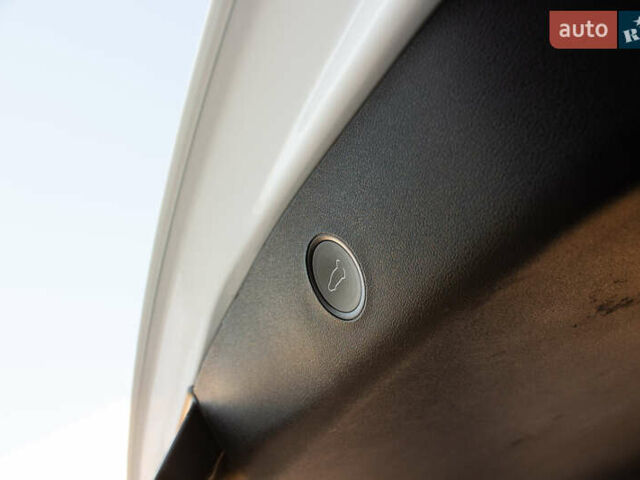 Белый Тесла Модель 3, объемом двигателя 0 л и пробегом 94 тыс. км за 19999 $, фото 27 на Automoto.ua