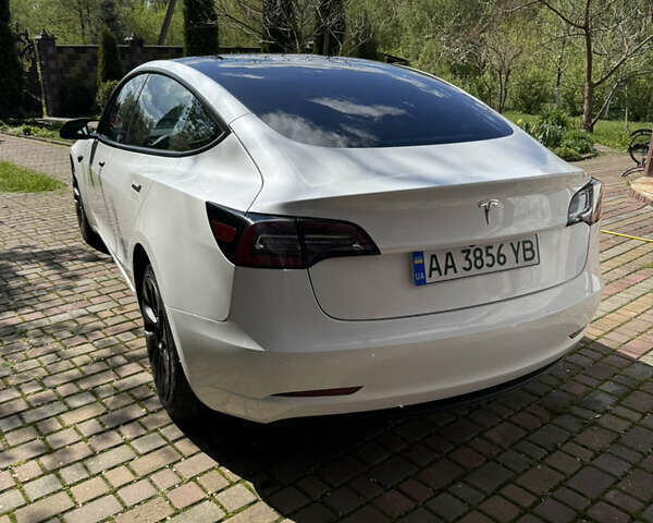 Білий Тесла Модель 3, об'ємом двигуна 0 л та пробігом 65 тис. км за 23700 $, фото 3 на Automoto.ua