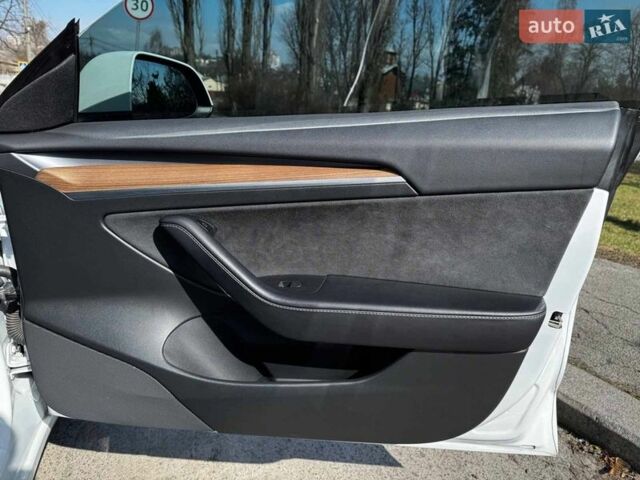 Белый Тесла Модель 3, объемом двигателя 0 л и пробегом 55 тыс. км за 22990 $, фото 32 на Automoto.ua