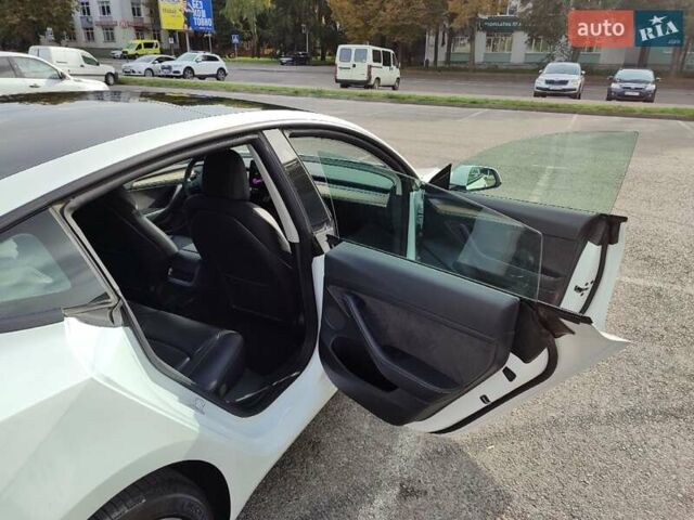 Белый Тесла Модель 3, объемом двигателя 0 л и пробегом 180 тыс. км за 20200 $, фото 35 на Automoto.ua