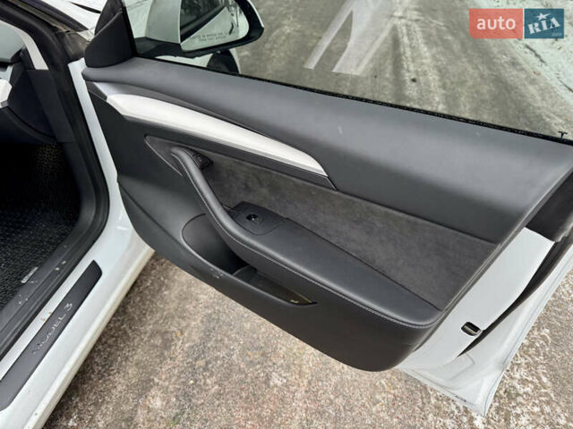 Білий Тесла Модель 3, об'ємом двигуна 0 л та пробігом 89 тис. км за 22000 $, фото 22 на Automoto.ua