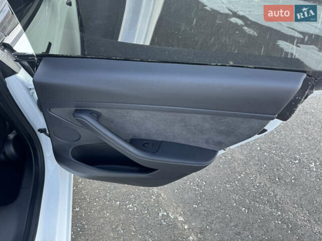 Білий Тесла Модель 3, об'ємом двигуна 0 л та пробігом 47 тис. км за 24500 $, фото 24 на Automoto.ua