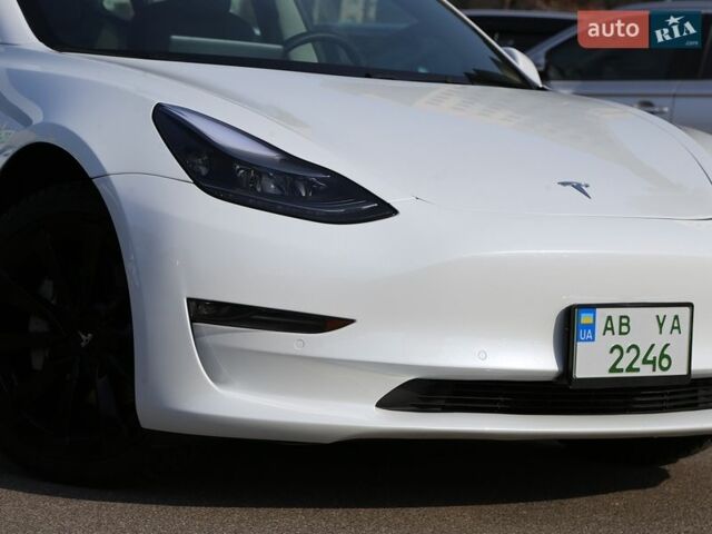 Белый Тесла Модель 3, объемом двигателя 0 л и пробегом 47 тыс. км за 21999 $, фото 3 на Automoto.ua