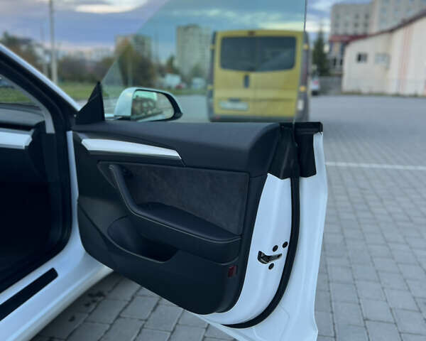 Белый Тесла Модель 3, объемом двигателя 0 л и пробегом 12 тыс. км за 25399 $, фото 8 на Automoto.ua