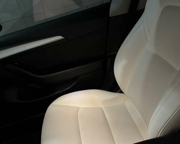 Білий Тесла Модель 3, об'ємом двигуна 0 л та пробігом 81 тис. км за 24950 $, фото 6 на Automoto.ua