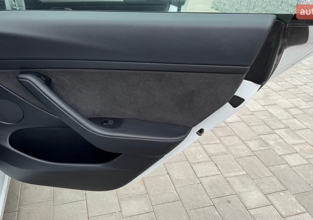 Белый Тесла Модель 3, объемом двигателя 0 л и пробегом 130 тыс. км за 18499 $, фото 43 на Automoto.ua