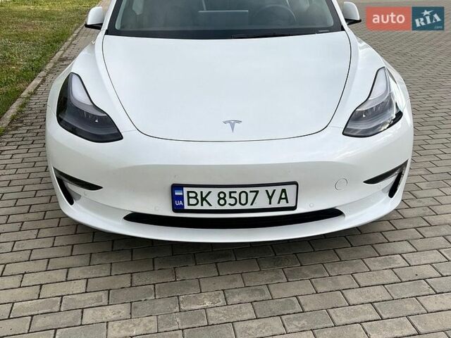 Белый Тесла Модель 3, объемом двигателя 0 л и пробегом 61 тыс. км за 20275 $, фото 2 на Automoto.ua