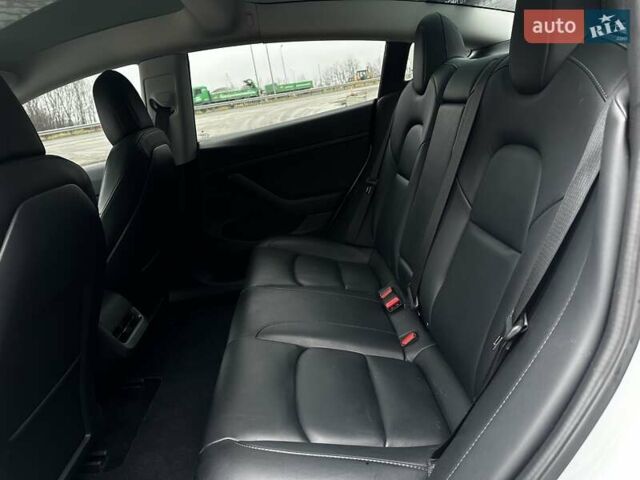 Белый Тесла Модель 3, объемом двигателя 0 л и пробегом 35 тыс. км за 24699 $, фото 33 на Automoto.ua