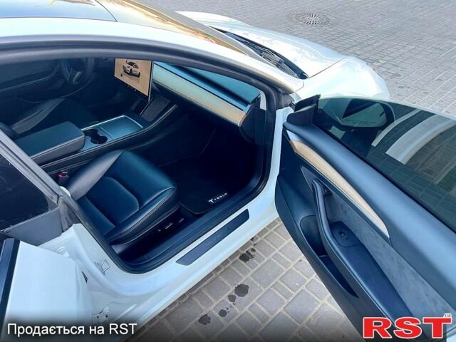 Білий Тесла Модель 3, об'ємом двигуна 0.21 л та пробігом 80 тис. км за 18500 $, фото 8 на Automoto.ua