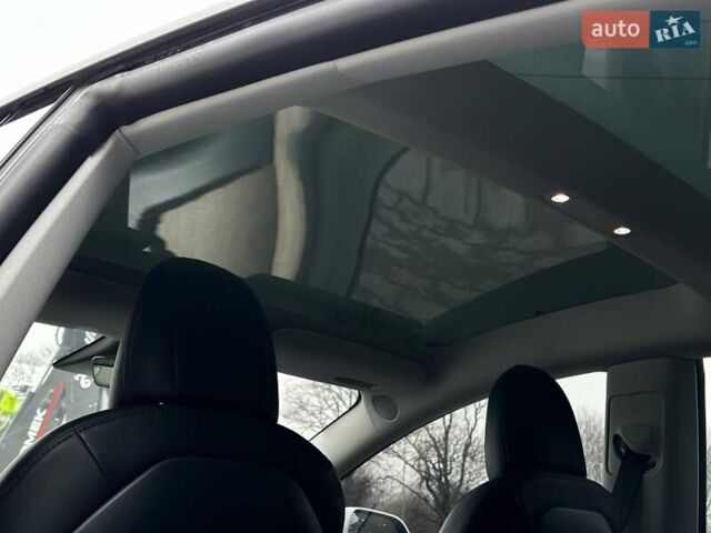 Белый Тесла Модель 3, объемом двигателя 0 л и пробегом 35 тыс. км за 24699 $, фото 32 на Automoto.ua