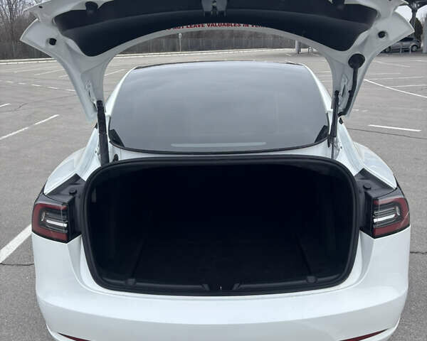 Білий Тесла Модель 3, об'ємом двигуна 0 л та пробігом 76 тис. км за 16500 $, фото 8 на Automoto.ua