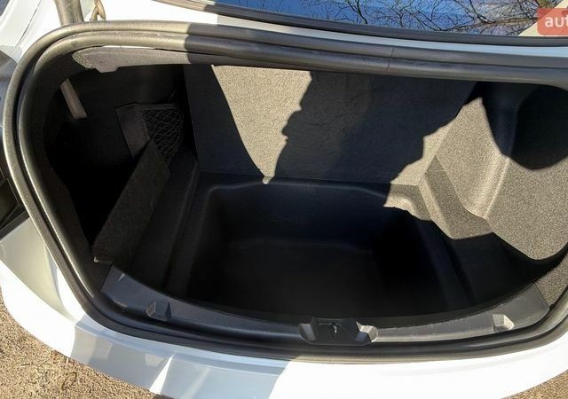 Белый Тесла Модель 3, объемом двигателя 0 л и пробегом 49 тыс. км за 25200 $, фото 10 на Automoto.ua