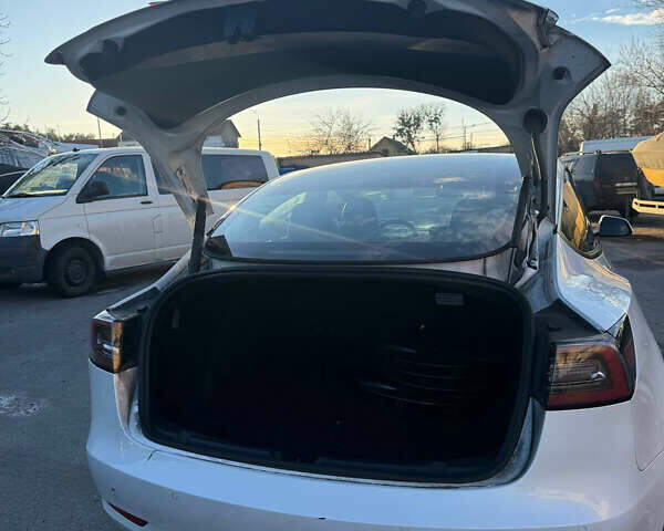 Білий Тесла Модель 3, об'ємом двигуна 0 л та пробігом 97 тис. км за 16700 $, фото 6 на Automoto.ua