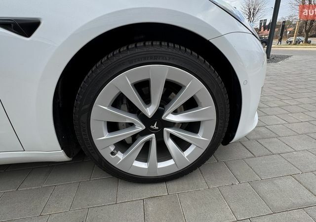 Белый Тесла Модель 3, объемом двигателя 0 л и пробегом 130 тыс. км за 18499 $, фото 48 на Automoto.ua