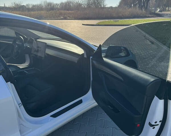 Білий Тесла Модель 3, об'ємом двигуна 0 л та пробігом 98 тис. км за 22000 $, фото 3 на Automoto.ua