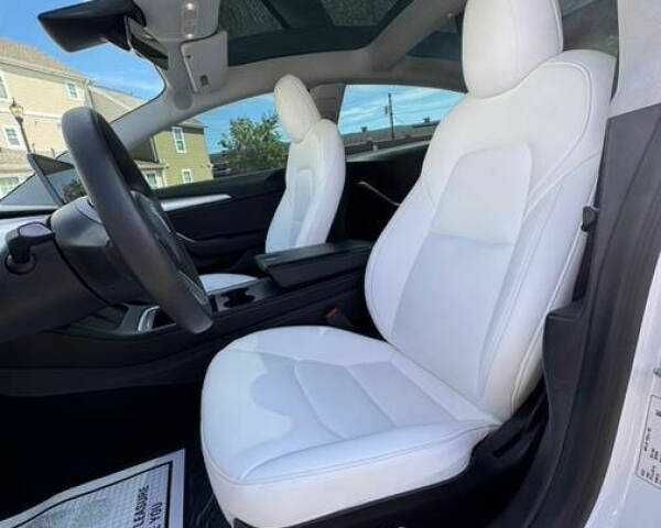 Белый Тесла Модель 3, объемом двигателя 0 л и пробегом 25 тыс. км за 7591 $, фото 4 на Automoto.ua