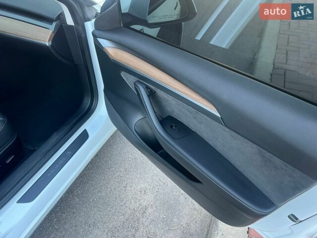 Білий Тесла Модель 3, об'ємом двигуна 0 л та пробігом 122 тис. км за 18500 $, фото 24 на Automoto.ua