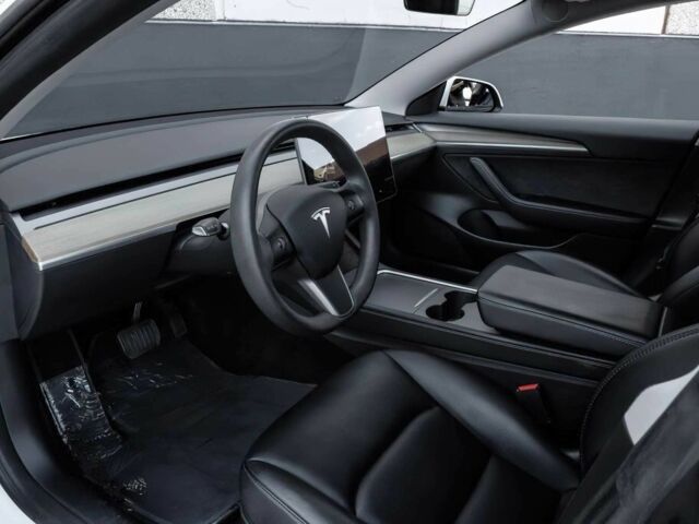 Білий Тесла Модель 3, об'ємом двигуна 0 л та пробігом 25 тис. км за 8906 $, фото 5 на Automoto.ua
