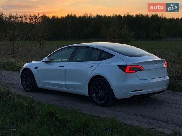 Белый Тесла Модель 3, объемом двигателя 0 л и пробегом 65 тыс. км за 15900 $, фото 4 на Automoto.ua