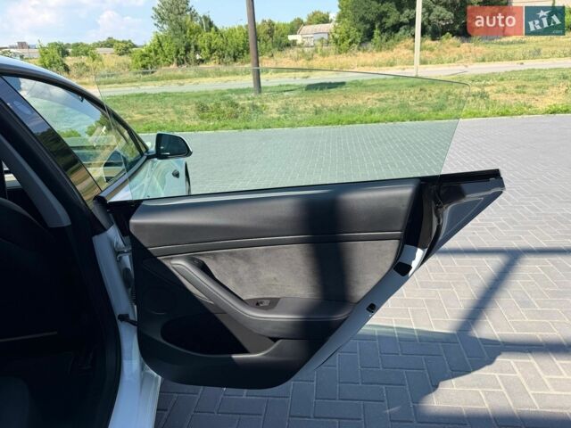 Білий Тесла Модель 3, об'ємом двигуна 0 л та пробігом 60 тис. км за 21500 $, фото 34 на Automoto.ua