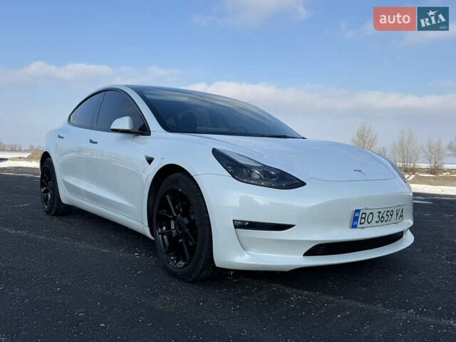 Білий Тесла Модель 3, об'ємом двигуна 0 л та пробігом 47 тис. км за 24500 $, фото 2 на Automoto.ua