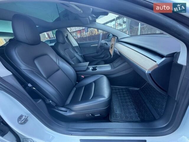 Білий Тесла Модель 3, об'ємом двигуна 0 л та пробігом 102 тис. км за 26490 $, фото 10 на Automoto.ua