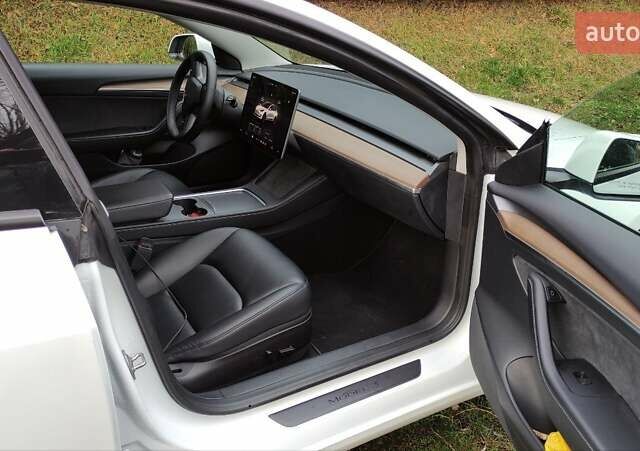 Білий Тесла Модель 3, об'ємом двигуна 0 л та пробігом 58 тис. км за 23500 $, фото 10 на Automoto.ua