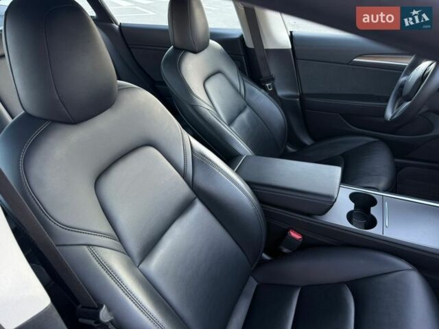 Белый Тесла Модель 3, объемом двигателя 0 л и пробегом 81 тыс. км за 17500 $, фото 21 на Automoto.ua