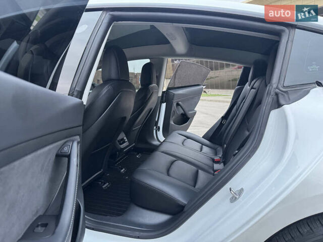 Белый Тесла Модель 3, объемом двигателя 0 л и пробегом 85 тыс. км за 21999 $, фото 22 на Automoto.ua