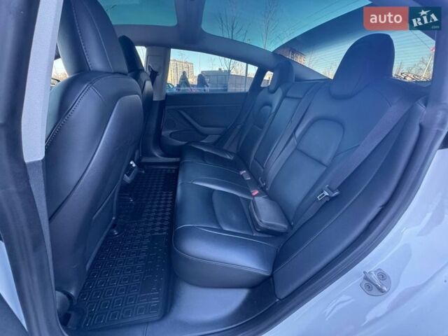 Білий Тесла Модель 3, об'ємом двигуна 0 л та пробігом 102 тис. км за 26490 $, фото 8 на Automoto.ua