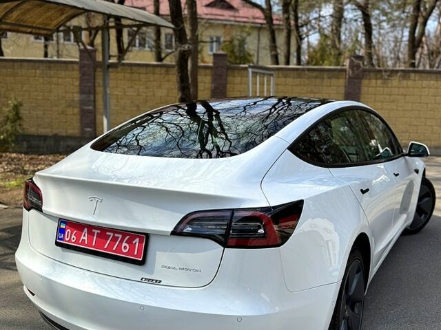 Білий Тесла Модель 3, об'ємом двигуна 0.32 л та пробігом 32 тис. км за 22999 $, фото 4 на Automoto.ua