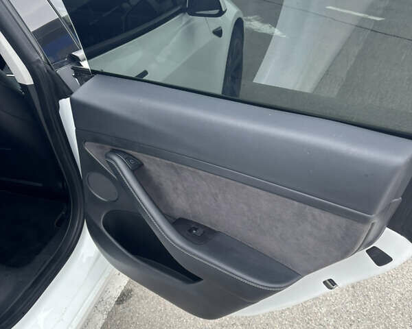 Білий Тесла Модель 3, об'ємом двигуна 0 л та пробігом 76 тис. км за 16500 $, фото 19 на Automoto.ua