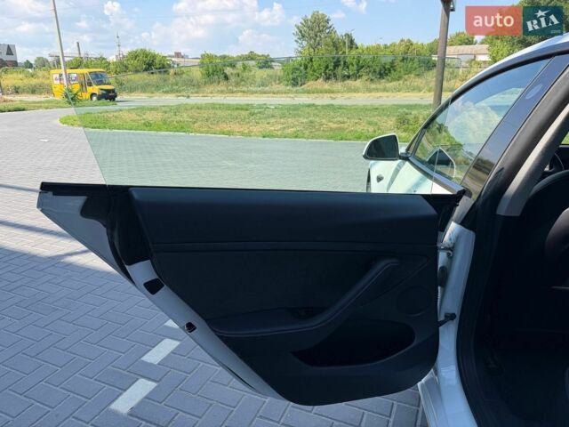 Білий Тесла Модель 3, об'ємом двигуна 0 л та пробігом 60 тис. км за 21500 $, фото 32 на Automoto.ua