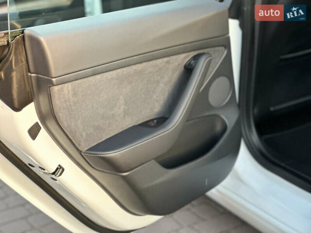 Белый Тесла Модель 3, объемом двигателя 0 л и пробегом 1 тыс. км за 37999 $, фото 56 на Automoto.ua