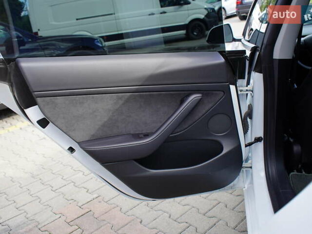 Білий Тесла Модель 3, об'ємом двигуна 0 л та пробігом 33 тис. км за 20700 $, фото 25 на Automoto.ua