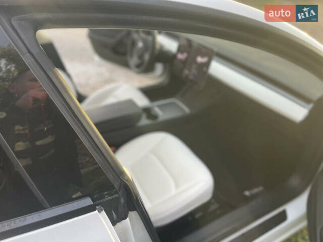 Белый Тесла Модель 3, объемом двигателя 0 л и пробегом 77 тыс. км за 19000 $, фото 15 на Automoto.ua