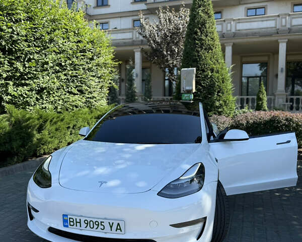 Білий Тесла Модель 3, об'ємом двигуна 0 л та пробігом 54 тис. км за 23700 $, фото 1 на Automoto.ua