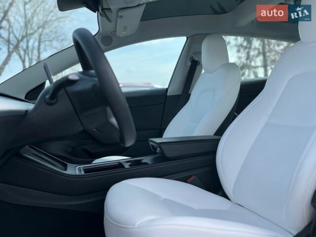 Белый Тесла Модель 3, объемом двигателя 0 л и пробегом 100 тыс. км за 29800 $, фото 8 на Automoto.ua