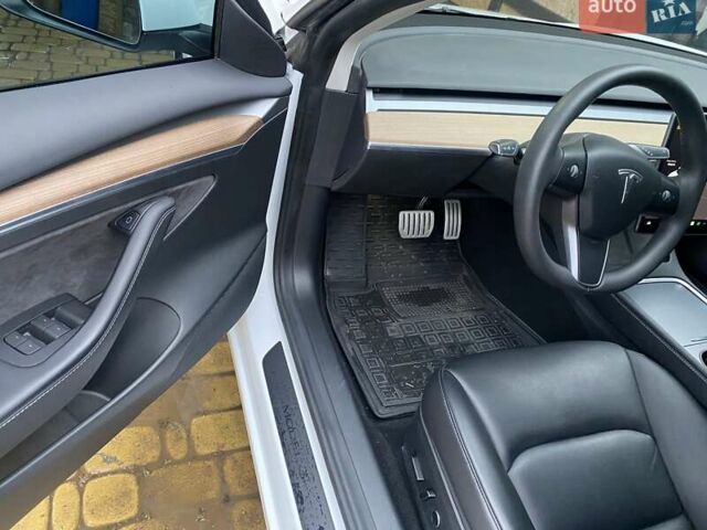 Білий Тесла Модель 3, об'ємом двигуна 0 л та пробігом 68 тис. км за 26800 $, фото 23 на Automoto.ua